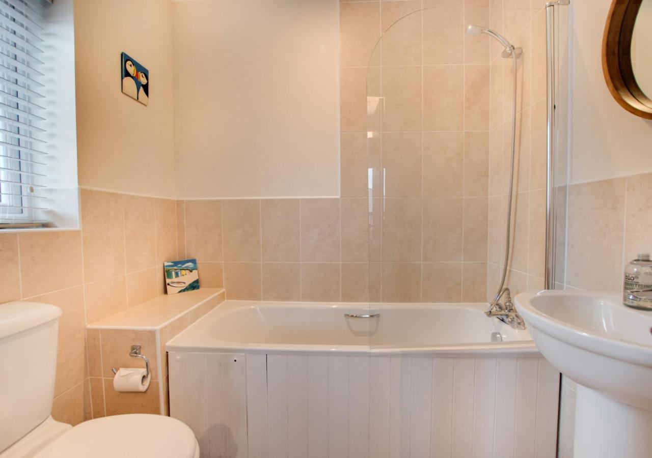 Creamery Cottage Уитби Экстерьер фото